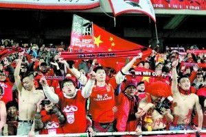 门外忽然传来一声怒喝：都他妈给我住手。